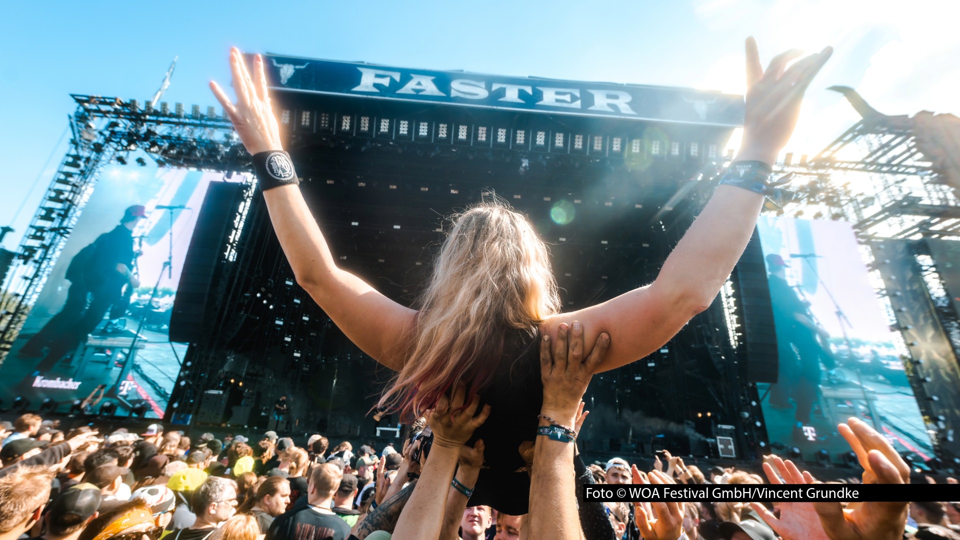 Auch 2026 begleitet MagentaTV das Geschehen beim Wacken Open Air wieder mit einem umfangreichen Livestream-Programm. Live zu sehen gibt’s u.a. Konzerte von Powerwolf, Savatage, Sabaton und Electric Bassboy. Auch das Fußballturnier um den „Telekom Wacken Cup“ wird gezeigt. Foto © WOA Festival GmbH/Vincent GrundkeAuch 2026 begleitet MagentaTV das Geschehen beim Wacken Open Air wieder mit einem umfangreichen Livestream-Programm. Live zu sehen gibt’s u.a. Konzerte von Powerwolf, Savatage, Sabaton und Electric Bassboy. Auch das Fußballturnier um den „Telekom Wacken Cup“ wird gezeigt. Foto © WOA Festival GmbH/Vincent Grundke