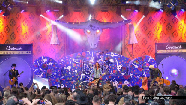 Wenn am 30. Juli das Programm bei Wacken Open Air 2025 startet, sind auch wieder MagentaTV und MagentaMusik mit zahlreichen Live-Übertragungen dabei. Auf dem Programm steht u.a. die für ihre ausgefallenen Bühnenshows bekannte Hard Rock-Band D-A-D aus Dänemark. Foto © Jörg Laumann