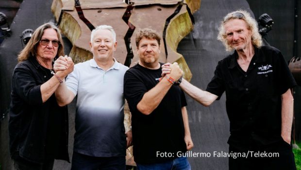 Auch Telekom-TV-Chef Arnim Butzen ließ sich das Wacken Open Air 2024 nicht entgehen und traf vor Ort u.a. auf die Festivalgründer Thomas Jensen und Holger Hübner sowie Lars-Oliver Voigt vom Livestream-Partner Live Nation. Nun kündigten Telekom und W:O:A eine Verlängerung ihrer Zusammenarbeit an. (Foto: Guillermo Falavigna/Telekom)