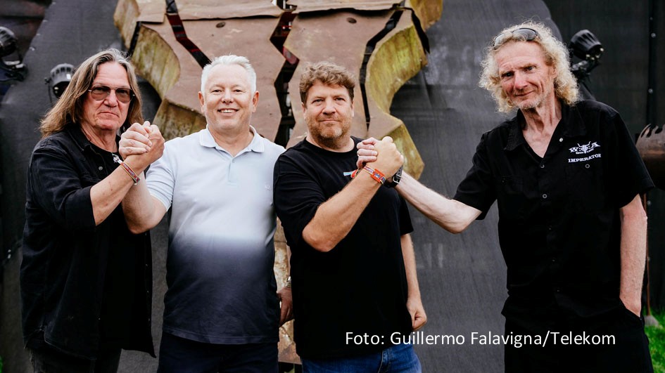 Auch Telekom-TV-Chef Arnim Butzen ließ sich das Wacken Open Air 2024 nicht entgehen und traf vor Ort u.a. auf die Festivalgründer Thomas Jensen und Holger Hübner sowie Lars-Oliver Voigt vom Livestream-Partner Live Nation. Nun kündigten Telekom und W:O:A eine Verlängerung ihrer Zusammenarbeit an. (Foto: Guillermo Falavigna/Telekom)