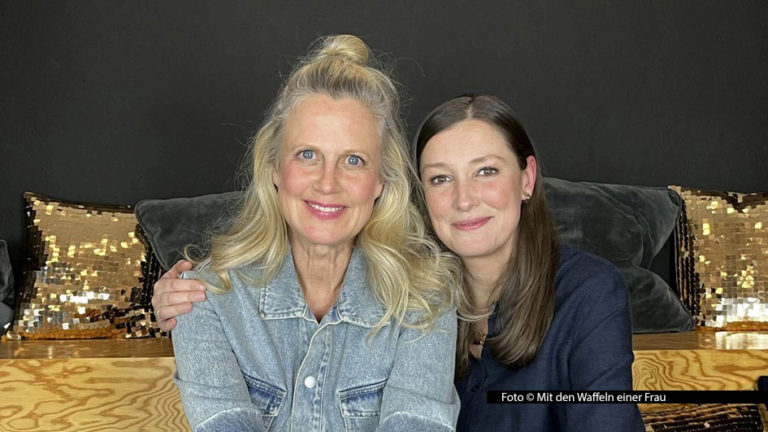 HP_Waffeln_Barbara Schöneberger, Alexandra Maria Lara_Foto Mit den Waffeln einer Frau