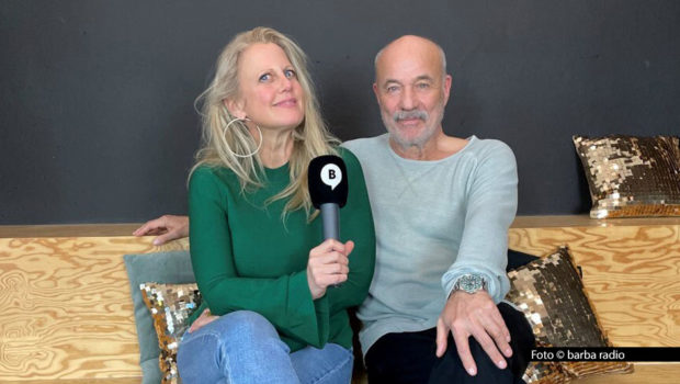 Zu einer neuen Folge ihres barba radio-Podcasts „Mit den Waffeln einer Frau“ begrüßt Barbara Schöneberger den Schauspieler Heiner Lauterbach. Innerhalb einer Stunde arbeiten sie einen rekordverdächtig breiten Themenplan ab – von der Liebe zu Knoblauch bis hin zu Punkten in Flensburg. Foto © barba radio