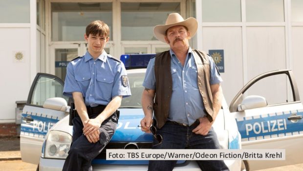 Schauspieler Ben Becker ermittelt in der schwarzhumorigen Crime-Serie „Boom Boom Bruno“ nicht etwa im Wilden Westen, sondern im deutschen Osten vor den Toren Berlins. Der Sechsteiler, in dem Vincent zur Linden und Becker ein ungleiches Polizei-Duo bilden, läuft ab 1. Juli bei MagentaTV. (Foto: TBS Europe/Warner/Odeon Fiction/Britta Krehl)