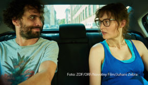 Die österreichische Komödie „Was hat uns bloß so ruiniert“ feiert am 14. Mai seine Free-TV-Premiere bei 3Sat. In den Hauptrollen sind u.a. die luxemburgisch-deutsche Schauspielerin Vicky Krieps und ihr österreichischer Kollege Marcel Mohab zu sehen. (Foto: ZDF/ORF/Novotny Film/Juhani Zebra)