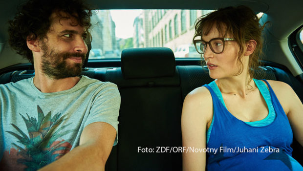 Die österreichische Komödie „Was hat uns bloß so ruiniert“ feiert am 14. Mai seine Free-TV-Premiere bei 3Sat. In den Hauptrollen sind u.a. die luxemburgisch-deutsche Schauspielerin Vicky Krieps und ihr österreichischer Kollege Marcel Mohab zu sehen. (Foto: ZDF/ORF/Novotny Film/Juhani Zebra)