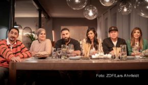 Zwischen zwei Kulturen aufzuwachsen, ist nicht immer leicht, dafür aber meist sehr bereichernd. In der „ZDFzeit“-Doku „Was ist deutsch? – Herz, Pass, Heimat“ diskutieren sechs Promis, darunter u.a. der Rapper Eko Fresh und Starkoch The Duc Ngo, übers „Deutsch-Sein“. (ZDF/Lars Ahnfeldt)