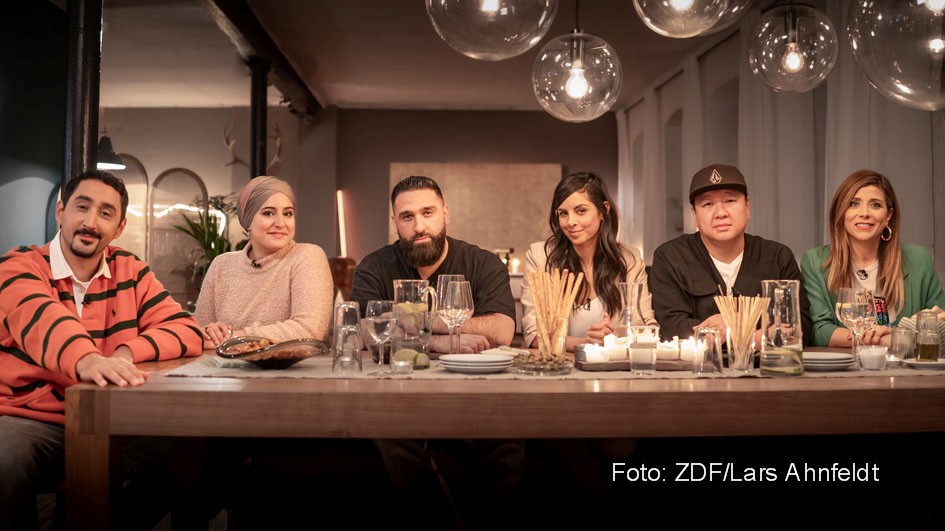 Zwischen zwei Kulturen aufzuwachsen, ist nicht immer leicht, dafür aber meist sehr bereichernd. In der „ZDFzeit“-Doku „Was ist deutsch? – Herz, Pass, Heimat“ diskutieren sechs Promis, darunter u.a. der Rapper Eko Fresh und Starkoch The Duc Ngo, übers „Deutsch-Sein“. (ZDF/Lars Ahnfeldt)