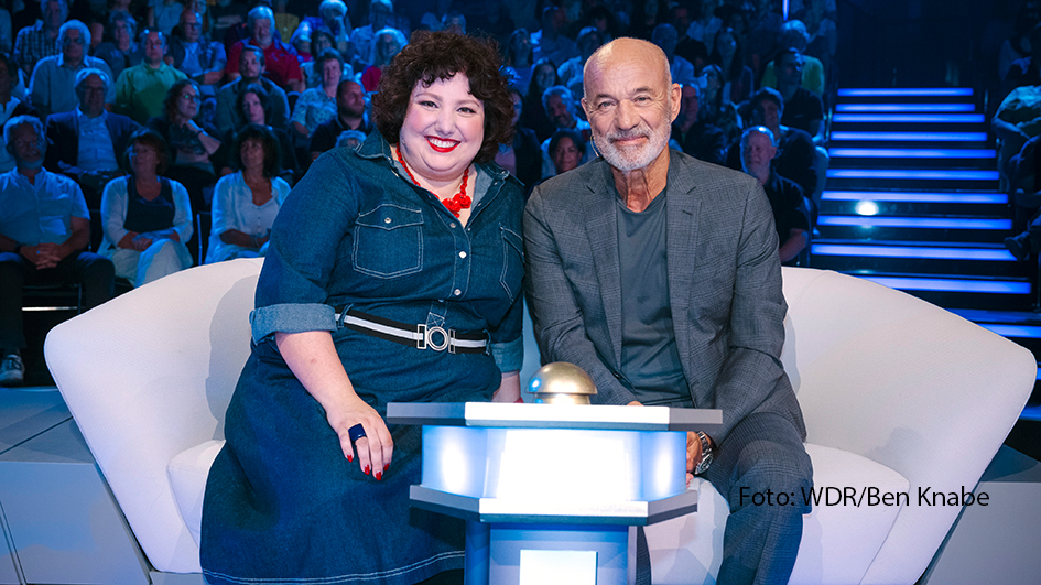 Eckart von Hirschhausen lädt am 9. September in der ARD wieder zur „Hirschhausen-Show“. Dieses Mal stellen sich Heiner Lauterbach, Collien Ulmen-Fernandes, Felix Neureuther und Meltem Kaptan dem Quiz um die titelgebende Frage: „Was kann der Mensch?“ (Foto: WDR/Ben Knabe)