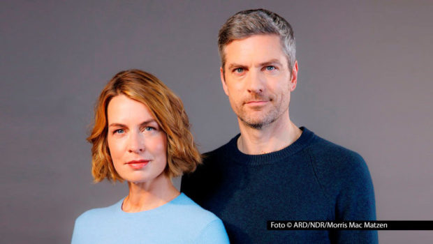 Zur Radio Bremen-Talkshow „3nach9“ begrüßen die Gastgeber Judith Rakers und Giovanni di Lorenzo am 14. Februar zahlreiche namhafte Gäste. Mit dabei sind u.a. die „Tagesthemen“-Moderatoren Jessy Wellmer und Ingo Zamperoni, der Musiker Bela B und der Komiker Mike Krüger. (Foto: ARD/Morris Mac Matzen)