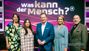 In der Show „Was kann der Mensch?“ versucht Eckart von Hirschhausen am 6. Mai herauszufinden, welche Fähigkeiten und Talente wir eigentlich besitzen und zu welchen Höchstleistungen Menschen fähig sind. Mit dabei sind u.a. Judith Rakers, Simone Thomalla, Dietmar Bär und Jorge González. (Foto:WDR/Ben Knabe)