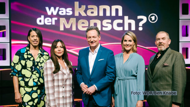 In der Show „Was kann der Mensch?“ versucht Eckart von Hirschhausen am 6. Mai herauszufinden, welche Fähigkeiten und Talente wir eigentlich besitzen und zu welchen Höchstleistungen Menschen fähig sind. Mit dabei sind u.a. Judith Rakers, Simone Thomalla, Dietmar Bär und Jorge González. (Foto:WDR/Ben Knabe)