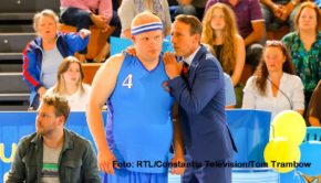 Am 5. April feiert die Komödie „Weil wir Champions sind“ ihre Premiere bei RTL+. „Tatort“-Star Wotan Wilke Möhring spielt darin einen Basketball-Trainer, der zunächst widerwillig ein Team aus Spielerinnen und Spielern mit Behinderung betreut. (Foto: RTL/Constantin Television/Tom Trambow)