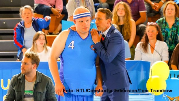 Am 5. April feiert die Komödie „Weil wir Champions sind“ ihre Premiere bei RTL+. „Tatort“-Star Wotan Wilke Möhring spielt darin einen Basketball-Trainer, der zunächst widerwillig ein Team aus Spielerinnen und Spielern mit Behinderung betreut. (Foto: RTL/Constantin Television/Tom Trambow)