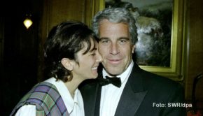 Nachdem ihr Partner Jeffrey Epstein in Untersuchungshaft tot aufgefunden wurde, muss sich Ghislaine Maxwell allein vor Gericht für den Aufbau eines Rings zum sexuellen Missbrauch von Minderjährigen verantworten. Der SWR bringt eine dreiteilige Doku-Serie über Maxwells Leben am 25. Juli ins Erste und anschließend in die ARD-Mediathek. (Foto: SWR/dpa)