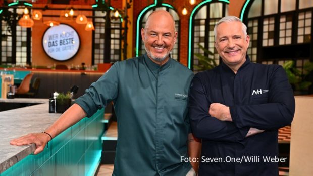 Die neue Kochshow „Wer kocht das Beste für die Gäste?“ startet am 3. Juli in Sat.1. Sternekoch Frank Rosin stellt sich darin jeweils einem namhaften Gegner, wie zum Auftakt seinem Kollegen Alexander Herrmann. Es geht darum, eine 33-köpfige Jury mit einem Drei-Gang-Menü zu überzeugen. (Foto: Seven.One/Willi Weber)