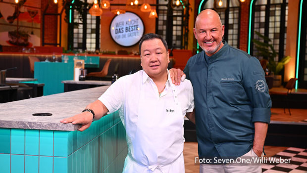 Spitzenkoch Frank Rosin wird wieder herausgefordert. Diesmal von seinem Berliner Kollegen The Duc Ngo, der beweisen möchte, dass er das beste süddeutsche Menü kreieren kann. Wer das Duell gewinnt, zeigt Sat.1 am 31. Juli in einer neuen Folge von „Wer kocht das Beste für die Gäste?“ (Foto: Seven.One/Willi Weber)