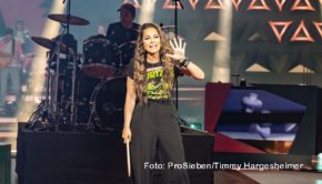 Schauspielerin Nilam Farooq gibt am 6. September im Staffelfinale von „Wer stiehlt mir die Show?“ den Takt vor. Sie hatte in der vergangenen Woche Entertainer Joko Winterscheidt im Finale besiegt und sich somit die Gastgeberinnen-Rolle gesichert. (Foto: ProSieben/Timmy Hargesheimer)