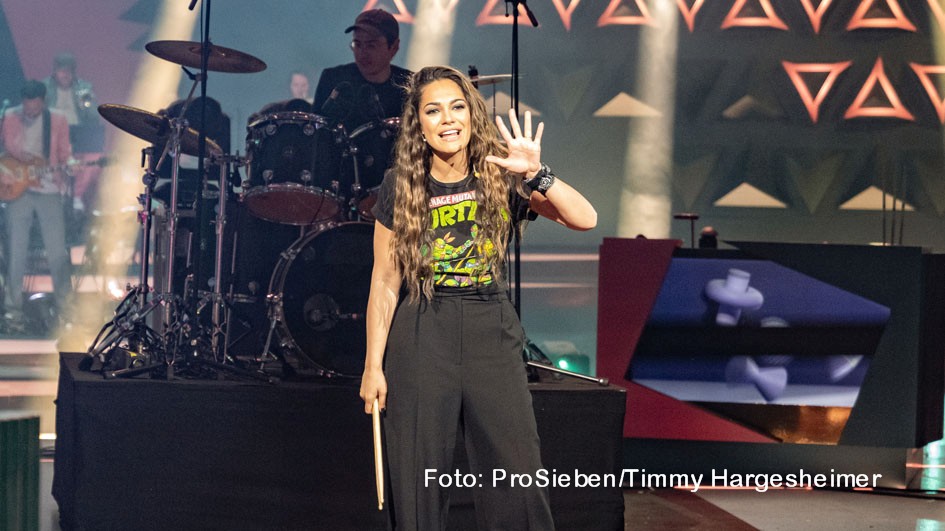 Schauspielerin Nilam Farooq gibt am 6. September im Staffelfinale von „Wer stiehlt mir die Show?“ den Takt vor. Sie hatte in der vergangenen Woche Entertainer Joko Winterscheidt im Finale besiegt und sich somit die Gastgeberinnen-Rolle gesichert. (Foto: ProSieben/Timmy Hargesheimer)