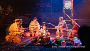 Musiker Olli Schulz übernimmt am heutigen 23. August das Ruder bei „Wer stiehlt mir die Show?“ und verwandelt das Studio in ein Pfadfinderlager. Fahri Yardim, Nilam Farooq, Wildcard-Kandidatin Chiara und der entthronte Quizmaster Joko Winterscheidt wollen Schulz den Job wieder streitig machen. (Foto: ProSieben/Timmy Hargesheimer)