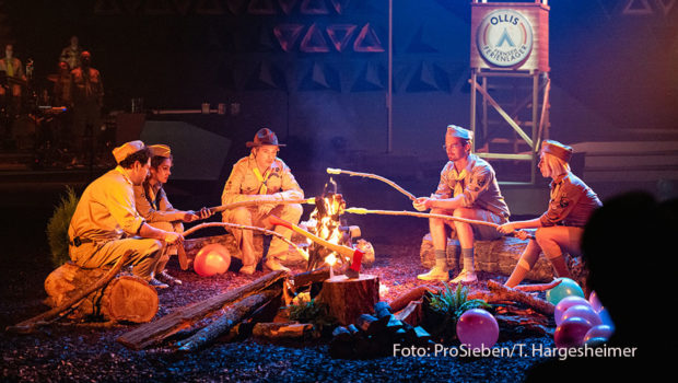 Musiker Olli Schulz übernimmt am heutigen 23. August das Ruder bei „Wer stiehlt mir die Show?“ und verwandelt das Studio in ein Pfadfinderlager. Fahri Yardim, Nilam Farooq, Wildcard-Kandidatin Chiara und der entthronte Quizmaster Joko Winterscheidt wollen Schulz den Job wieder streitig machen. (Foto: ProSieben/Timmy Hargesheimer)