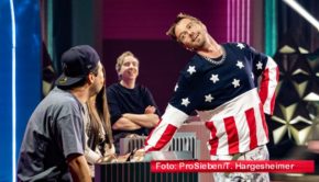 Entertainer Joko Winterscheidt ist zurück in seiner Rolle als Gastgeber von „Wer stiehlt mir die Show?“ bei ProSieben. Dabei unternimmt er am 30. August u.a. einen Ausflug zur Schwester-Show „The Voice of Germany“. (Foto: ProSieben/Timmy Hargesheimer)