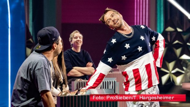 Entertainer Joko Winterscheidt ist zurück in seiner Rolle als Gastgeber von „Wer stiehlt mir die Show?“ bei ProSieben. Dabei unternimmt er am 30. August u.a. einen Ausflug zur Schwester-Show „The Voice of Germany“. (Foto: ProSieben/Timmy Hargesheimer)