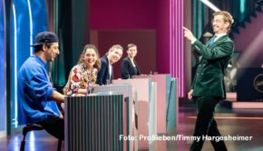 Für Entertainer Joko Winterscheidt geht’s ab dem heutigen 2. August wieder um nicht weniger als die Verteidigung seines Moderatoren-Postens. In Staffel 4 von „Wer stiehlt mir die Show?“ bei ProSieben sind seine regelmäßigen Herausforderer Fahri Yardim, Nilam Farooq und Olli Schulz. Hinzu kommt in der ersten Ausgabe Wildcard-Kandidatin Lena. (Foto: ProSieben/Timmy Hargesheimer)