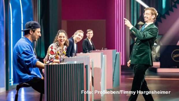 Für Entertainer Joko Winterscheidt geht’s ab dem heutigen 2. August wieder um nicht weniger als die Verteidigung seines Moderatoren-Postens. In Staffel 4 von „Wer stiehlt mir die Show?“ bei ProSieben sind seine regelmäßigen Herausforderer Fahri Yardim, Nilam Farooq und Olli Schulz. Hinzu kommt in der ersten Ausgabe Wildcard-Kandidatin Lena. (Foto: ProSieben/Timmy Hargesheimer)