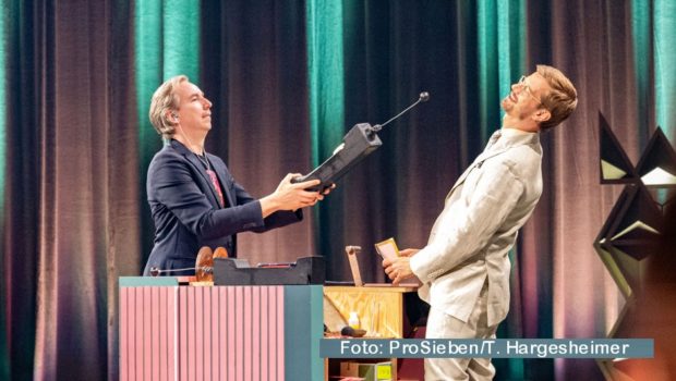 Zum dritten Mal nehmen die Promis Olli Schulz, Nilam Farooq und Fahri Yardim heute den Moderatoren-Posten von Joko Winterscheidt ins Visier. In der neuen Ausgabe von „Wer stiehlt mir die Show?“ bei ProSieben versucht außerdem „Wildcard“-Kandidat Gordon sein Spiel- und Quizglück. (Foto: ProSieben/Timmy Hargesheimer)
