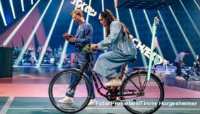 Bislang konnte Moderator Joko Winterscheidt in der laufenden Staffel von „Wer stiehlt mir die Show?“ auf ProSieben noch nicht von seinem Posten entbunden werden. Am heutigen 9. August nehmen Nilam Farooq, Fahri Yardim und Olli Schulz einen weiteren Anlauf als Herausforderer. Mit dabei ist auch Wildcard-Kandidatin Marina. (Foto: ProSieben/Timmy Hargesheimer)