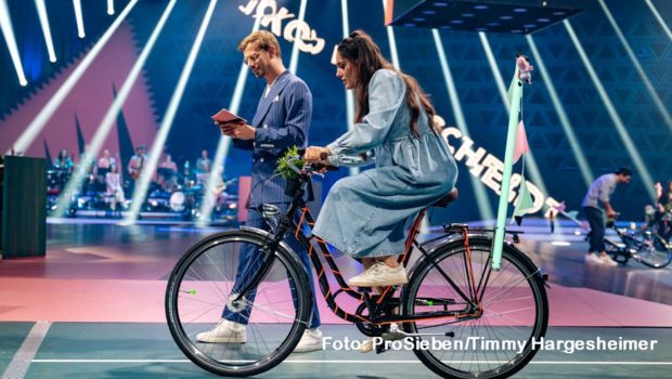 Bislang konnte Moderator Joko Winterscheidt in der laufenden Staffel von „Wer stiehlt mir die Show?“ auf ProSieben noch nicht von seinem Posten entbunden werden. Am heutigen 9. August nehmen Nilam Farooq, Fahri Yardim und Olli Schulz einen weiteren Anlauf als Herausforderer. Mit dabei ist auch Wildcard-Kandidatin Marina. (Foto: ProSieben/Timmy Hargesheimer)