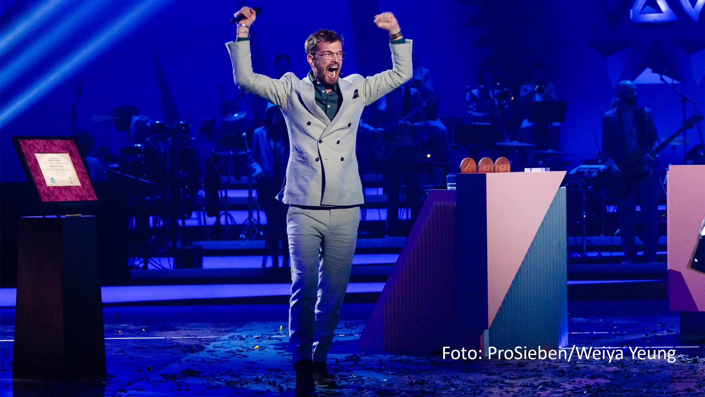 Am vergangenen Sonntag gelang es Joko Winterscheidt, die Moderation von „Wer stiehlt mir die Show?“ zurückzugewinnen. Am 19. März wird sich zeigen, ob die bereits dritte Wildcard-Teilnehmerin die ProSieben-Show übernehmen wird oder erstmals in dieser Staffel einer der teilnehmenden Promis die Nase vorn hat. (Foto: ProSieben/Weiya Yeung)