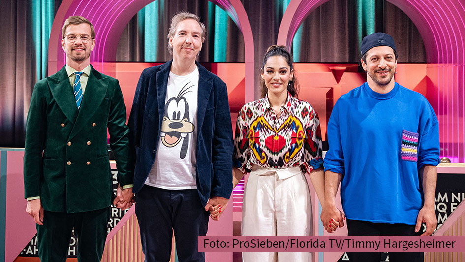 Joko begrüßt Olli Schulz, Nilam Farooq, Fahri Yardim.