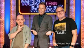 Moderator Kai Pflaume sowie die Teamkapitäne Bernhard Hoëcker und Elton müssen zum Auftakt der neuen Staffel von „Wer weiß denn sowas?“ ihre Ausdauer unter Beweis stellen. Es gibt einen 25-stündigen Quiz-Marathon – live in der ARD-Mediathek und zum Teil auch im Ersten. (Foto: ARD/Morris Mac Matzen)