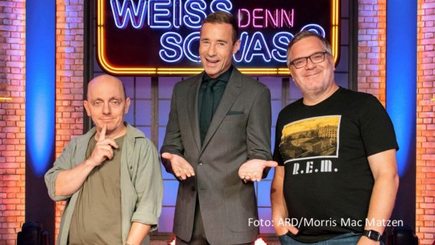 Moderator Kai Pflaume sowie die Teamkapitäne Bernhard Hoëcker und Elton müssen zum Auftakt der neuen Staffel von „Wer weiß denn sowas?“ ihre Ausdauer unter Beweis stellen. Es gibt einen 25-stündigen Quiz-Marathon – live in der ARD-Mediathek und zum Teil auch im Ersten. (Foto: ARD/Morris Mac Matzen)