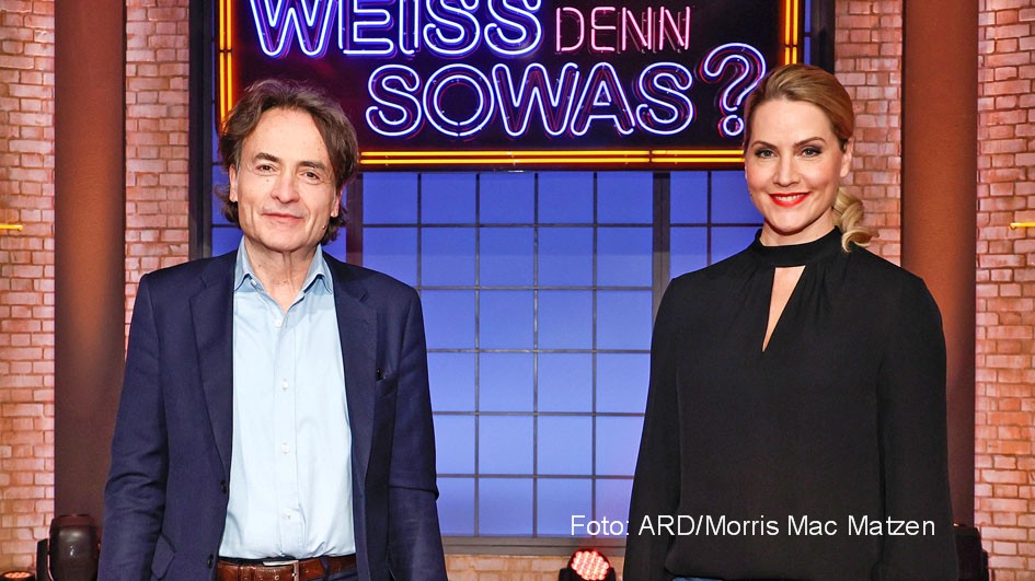 Das bewährte „3nach9“-Moderationsteam Giovanni di Lorenzo und Judith Rakers ist am heutigen 21. Dezember auf Abwegen. Bei „Wer weiß denn sowas?“ im Ersten stellen sie keine Fragen, sondern müssen selbst welche beantworten. Zudem gehen die beiden Journalisten in der Quizshow als Gegner an den Start. (Foto: ARD/Morris Mac Matzen)