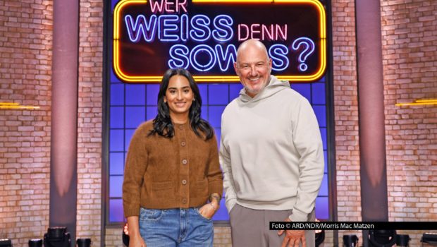Bei „Wer weiß denn sowas?“ steht am Abend des 20. Januar ein Duell unter Kochprofis an. Sterneköchin Alina Meissner-Bebrout stellt sich im Wissensquiz im Ersten ihrem Kollegen Frank Rosin. Los geht’s im Ersten um 18:00 Uhr. Foto © ARD/NDR/Morris Max Matzen