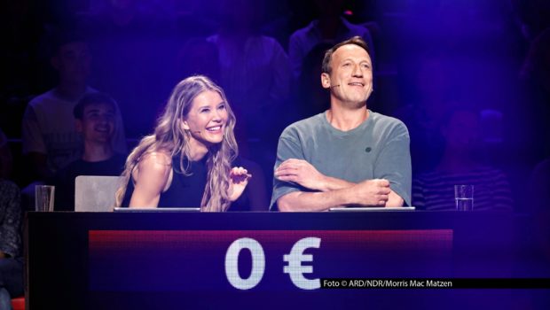 An der Seite von Schauspieler und Teamkapitän Wotan Wilke Möhring stellt sich Moderatorin, Autorin und Juristin Laura Karasek heute Abend der Quizherausforderung bei „Wer weiß denn sowas?“. Als Gegnerin tritt ausgerechnet ihre Podcastpartnerin und gute Freundin Evelyn Burdecki an. Foto © ARD/NDR/Morris Mac Matzen