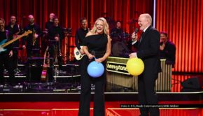 Nach zwei erfolgreichen Auftaktfolgen ist es nun offiziell: RTL setzt die neue Samstagabendshow „Wer weiß wie wann was war?“ fort. In der zweiten Jahreshälfte lädt das Duo Barbara Schöneberger und Stefan Raab zu neuen Ausgaben ihres Formats ein. Foto © RTL/Raab Entertainment/Willi Weber