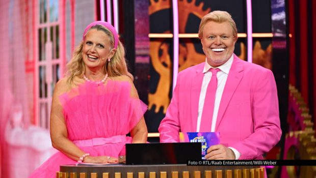 Aus Barbara und Stefan werden Barbie und Ken: Am 21. März lädt das wandelbare Moderationsduo zu der zweiten Ausgabe von „Wer weiß wie wann was war? – Die Show der Generationen“ ein. Die Gäste der zweiten Folge sind u.a. Hella von Sinnen, Hans Sigl und Edin Hasanović. Foto © RTL/Raab Entertainment/Willi Weber