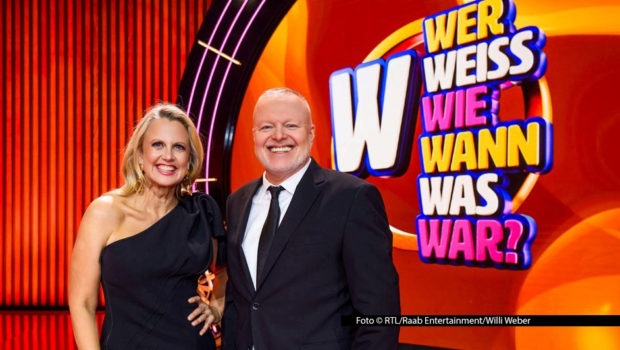Der RTL-Samstagabend steht am 14. und 21. März ganz im Zeichen der neuen Show „Wer weiß wie wann was war?“ mit Barbara Schöneberger und Stefan Raab. Mit jeweils drei Publikums-Teams aus unterschiedlichen Generationen gehen die beiden auf eine unterhaltsame Quiz-Zeitreise. (Foto © RTL/Raab Entertainment/Willi Weber)