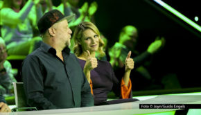 Michelle Hunziker und Chris Tall bekommen bei „Wer isses?“ musikalische Unterstützung. Zusammen mit Smudo und Sasha versuchen sie in der ProSieben/Joyn-Rateshow ausgefallenen Berufen, skurrilen Hobbys, und außergewöhnlichen Eigenschaften auf die Spur zu kommen. Foto © Joyn/Guido Engels