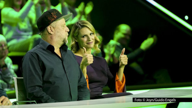 Michelle Hunziker und Chris Tall bekommen bei „Wer isses?“ musikalische Unterstützung. Zusammen mit Smudo und Sasha versuchen sie in der ProSieben/Joyn-Rateshow ausgefallenen Berufen, skurrilen Hobbys, und außergewöhnlichen Eigenschaften auf die Spur zu kommen. Foto © Joyn/Guido Engels