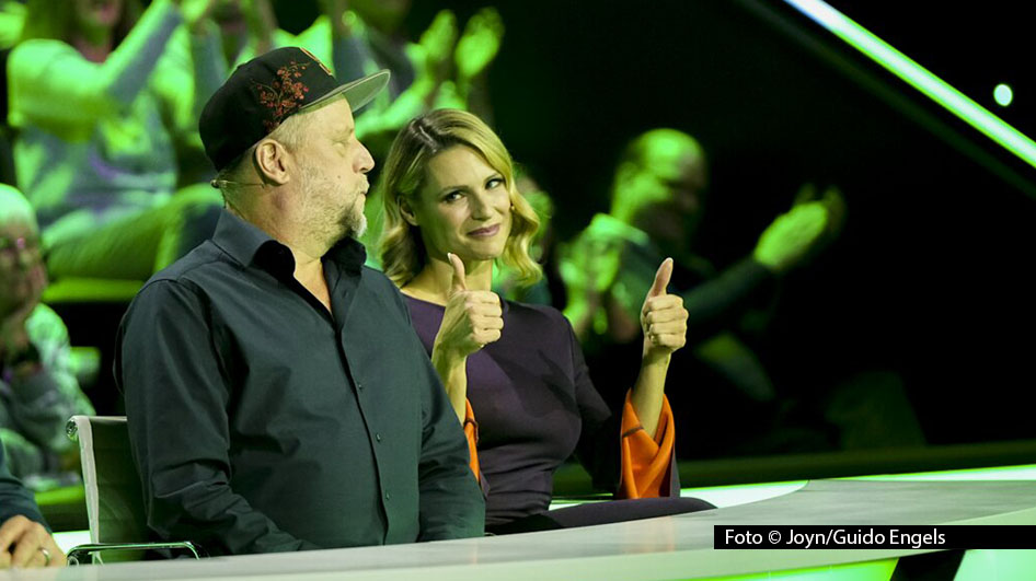 Michelle Hunziker und Chris Tall bekommen bei „Wer isses?“ musikalische Unterstützung. Zusammen mit Smudo und Sasha versuchen sie in der ProSieben/Joyn-Rateshow ausgefallenen Berufen, skurrilen Hobbys, und außergewöhnlichen Eigenschaften auf die Spur zu kommen. Foto © Joyn/Guido Engels