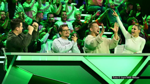 Eine neue Ausgabe der humorvollen Rateshow „Wer isses?“ steht am 18. Juni bei ProSieben und Joyn auf dem Programm. Die Teamkapitäne Michelle Hunziker und Chris Tall bekommen am Ratetisch diesmal Unterstützung von den Entertainern Dennis und Benni Wolter.
