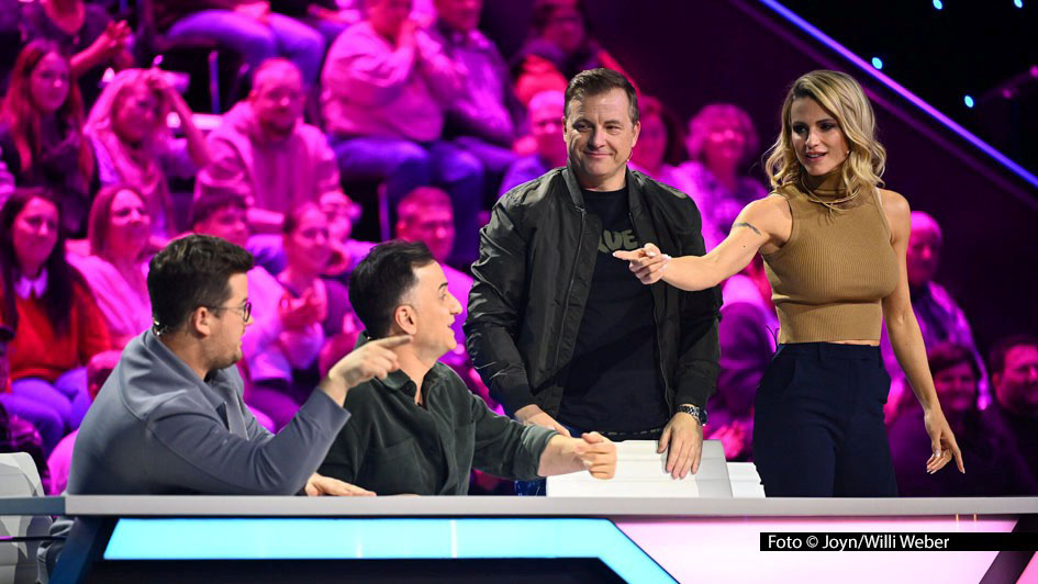 Die zweite Staffel der humorvollen Rateshow „Wer isses?“ geht am 16. Juli bei ProSieben und Joyn zu Ende. Auch zum Abschluss bekommen die Teamkapitäne Michelle Hunziker und Chris Tall prominente Unterstützung: Die Comedians Özcan Cosar und Martin Klempnow sind als Gäste mit dabei. Foto © Joyn/Willi Weber