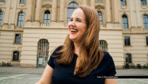 Sechs Promis kämpfen am 14. März mit den Generationen-Teams in der neuen RTL-Eventshow „Wer weiß wie wann was war?“ um Punkte. Die Gastgeber Barbara Schöneberger und Stefan Raab begrüßen u.a. Politikerin Ricarda Lang, Spitzenkoch Frank Rosin und Schauspieler Ingolf Lück. (Foto © Elias Keilhauer)