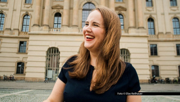 Sechs Promis kämpfen am 14. März mit den Generationen-Teams in der neuen RTL-Eventshow „Wer weiß wie wann was war?“ um Punkte. Die Gastgeber Barbara Schöneberger und Stefan Raab begrüßen u.a. Politikerin Ricarda Lang, Spitzenkoch Frank Rosin und Schauspieler Ingolf Lück. (Foto © Elias Keilhauer)