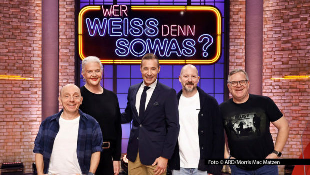 Moderator Kai Pflaume begrüßt zur neuen Ausgabe der ARD-Quizshow „Wer weiß denn sowas?“ am 21. Januar die „Das große Backen“-Jury Bettina Schliephake-Burchardt und Christian Hümbs als Kandidaten. Die beiden liefern sich ein Rateduell – mit Unterstützung der Teamkapitäne Bernhard Hoëcker und Elton. (Foto: ARD/Morris Mac Matzen)