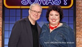 Am 22. April startet das erfolgreiche ARD-Quiz „Wer weiß denn sowas?“ in eine neue Woche. Moderator Kai Pflaume begrüßt diesmal als prominente Kandidaten die Schauspielerin Meltem Kaptan und deren Kollegen Joachim Król. (Foto: ARD/Morris Mac Matzen)